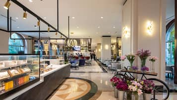 2 restaurants servant le petit déjeuner, le déjeuner et le dîner