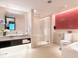 Combined shower/bathtub, deep-soaking bathtub, free toiletries