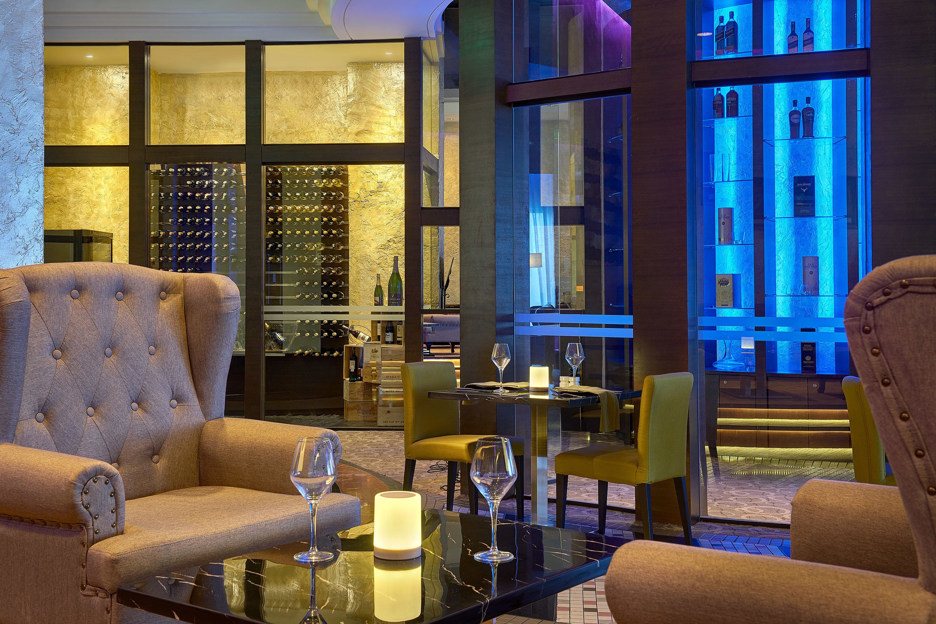 lobby lounge, garden views, open daily