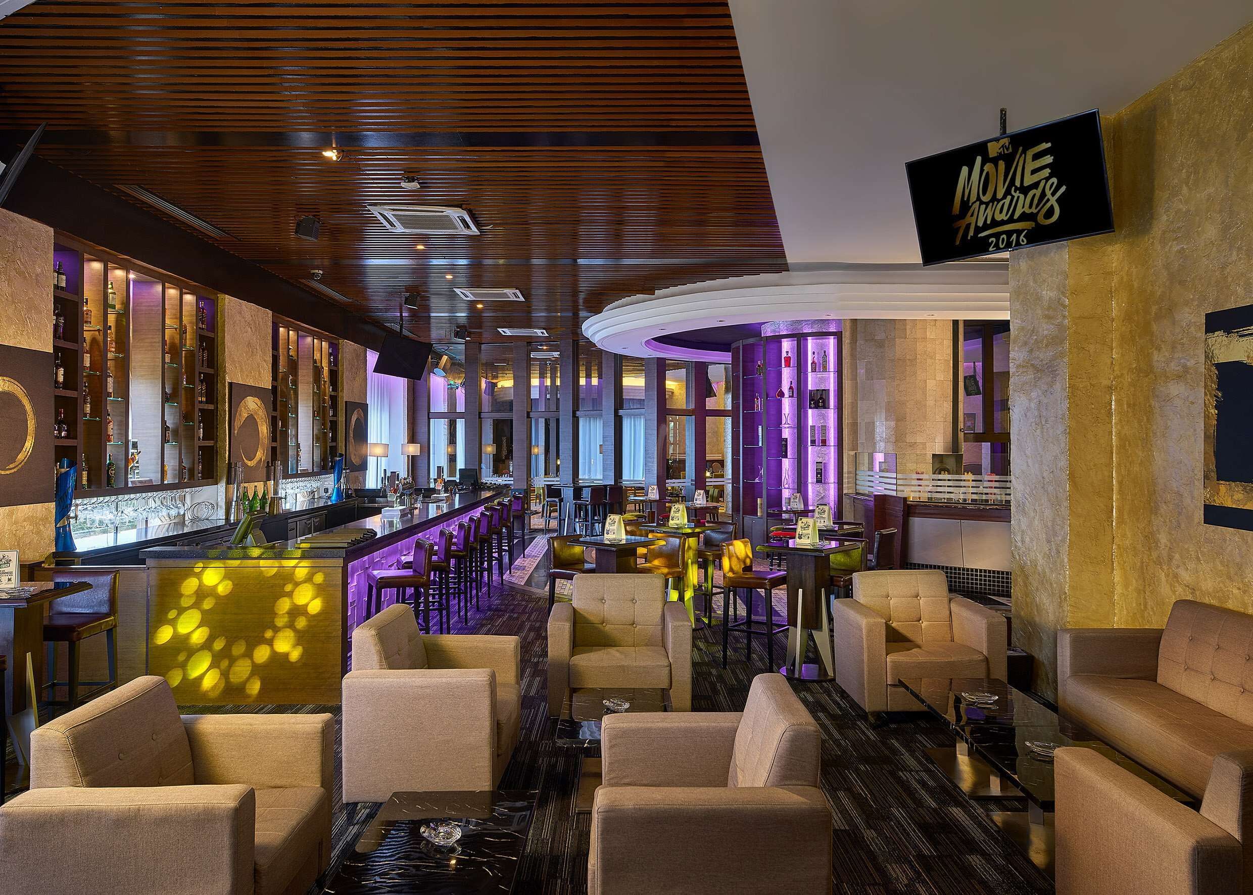 lobby lounge, garden views, open daily