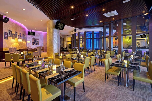 Lounge al vestíbul amb vistes al jardí que obre cada dia
