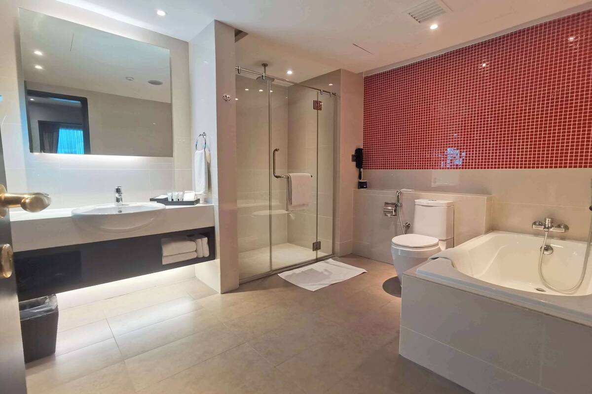 combined shower/bathtub, deep-soaking bathtub, free toiletries