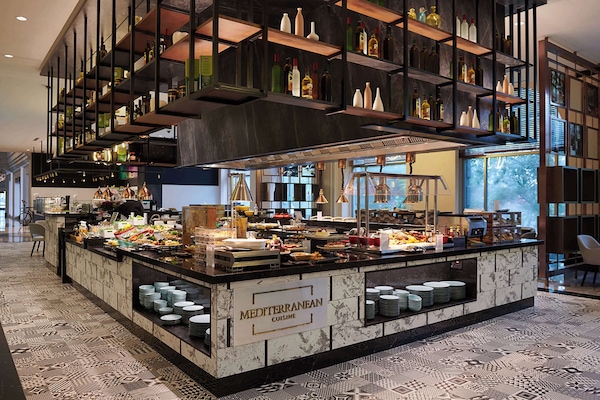 2 restaurants, breakfast served