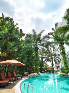 Outdoor pool, pool loungers