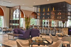 2 restaurants, breakfast served