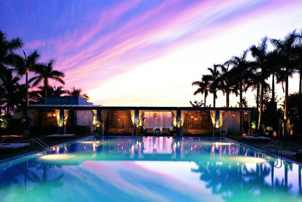 2 piscinas externas, guarda-sóis, espreguiçadeiras