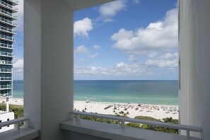 Quarto, vista parcial para o oceano | Vista para praia/oceano