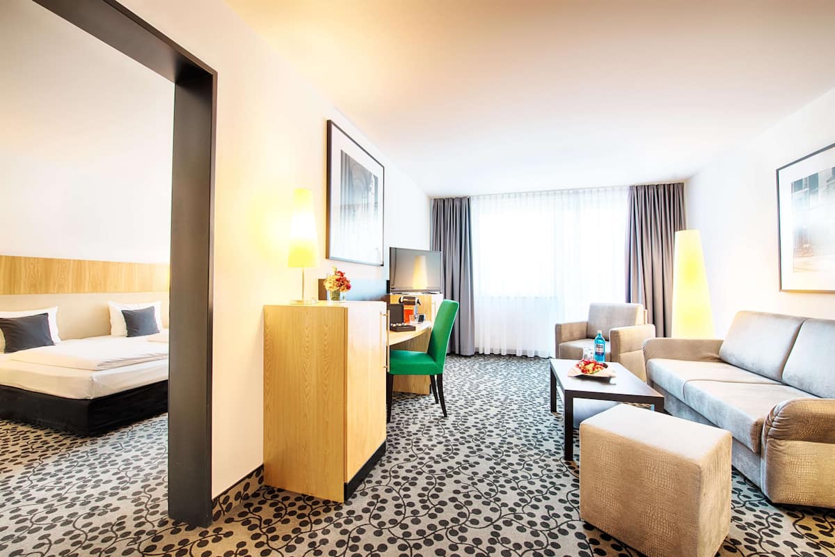 1 bedroom, hypo-allergenic bedding, desk, blackout curtains