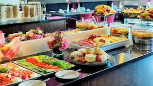 Bữa sáng buffet hàng ngày với phụ phí nhỏ 