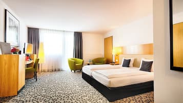 Dobbeltrom for 1 person – business | Allergitestet sengetøy, skrivebord, blendingsgardiner og lydisolert