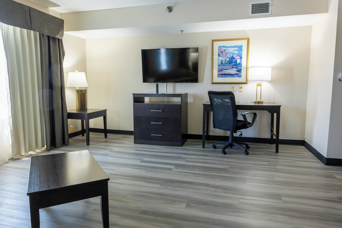 Suite, 1 King Bed with Sofa bed, Non Smoking | Premium bedding, iron/ironing board, free WiFi, bed sheets
