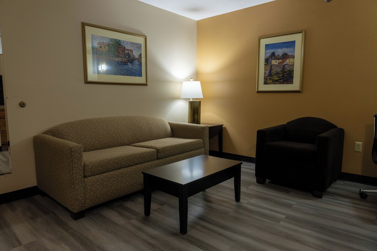Suite, 1 King Bed, Non Smoking (One-Bedroom Suite) | Premium bedding, iron/ironing board, free WiFi, bed sheets