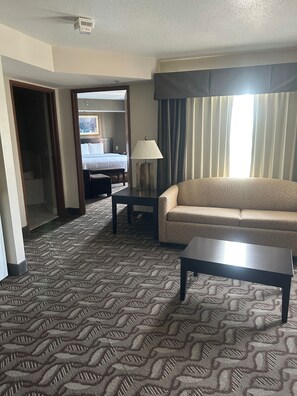 Executive Suite, 1 King Bed, Non Smoking, Jetted Tub | Premium bedding, iron/ironing board, free WiFi, bed sheets