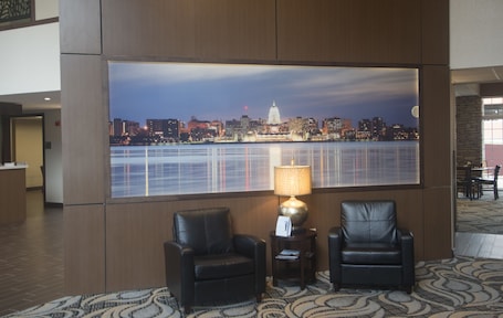 Zitruimte lobby. Wyndham Garden Madison Fitchburg
