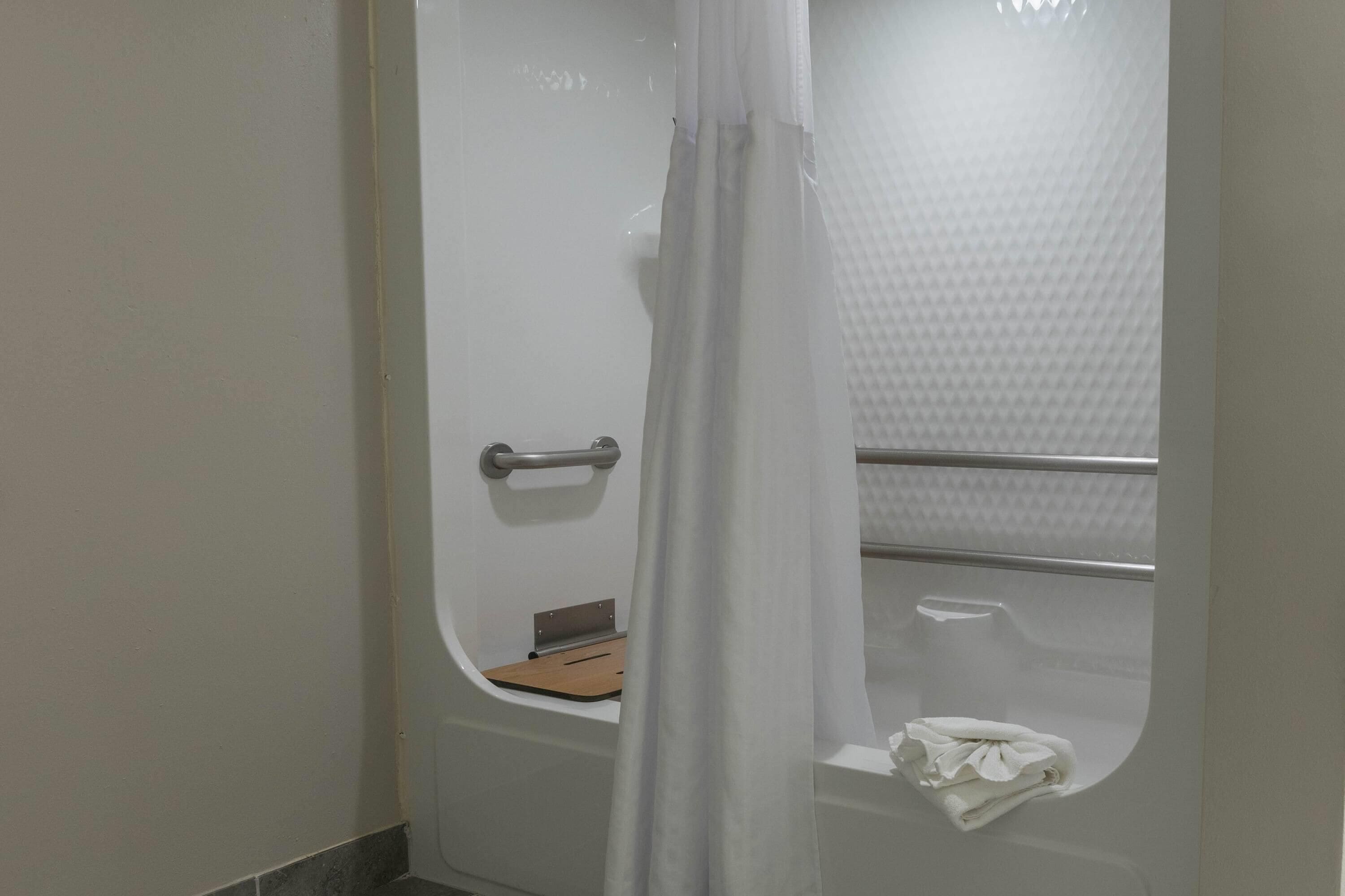 Une salle de bain avec une douche, un porte-serviettes et des toilettes.