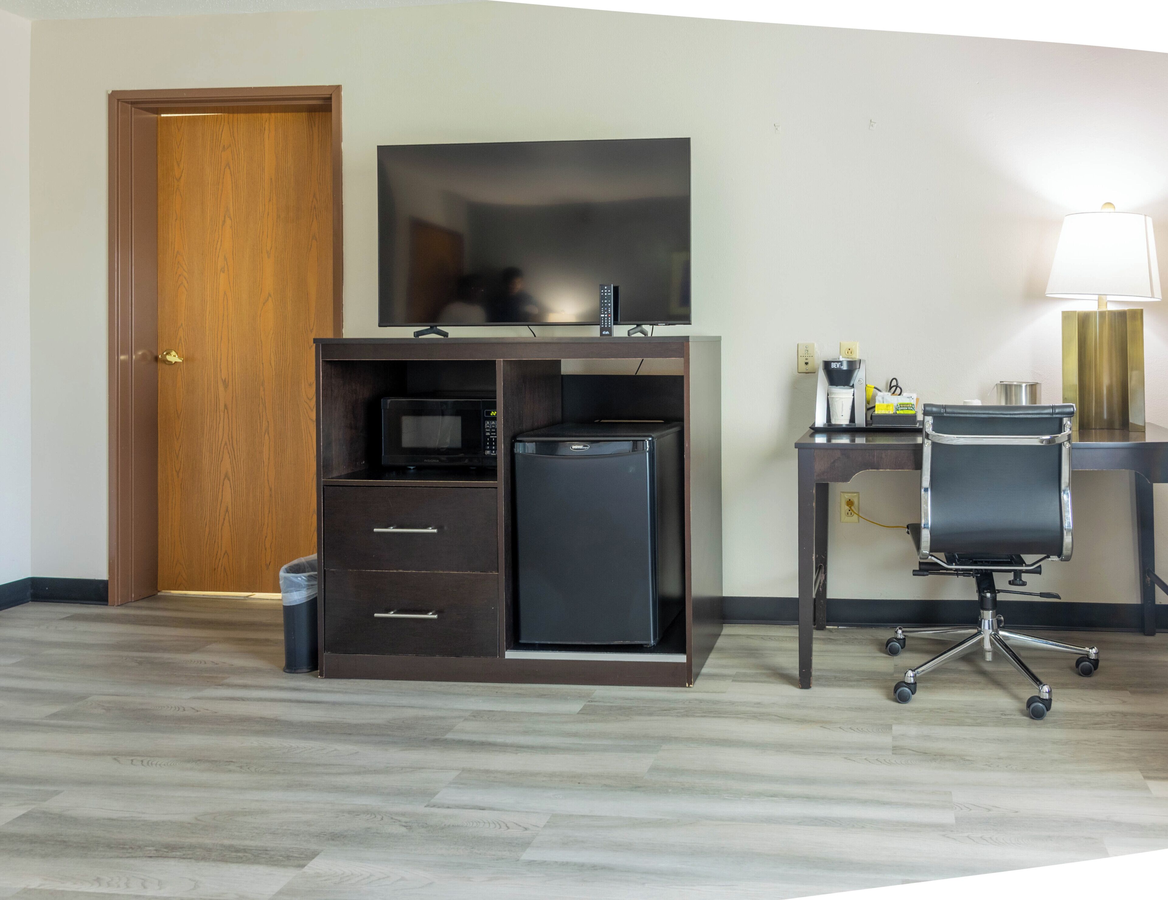 Room, 1 King Bed, Non Smoking | Premium bedding, iron/ironing board, WiFi (free), bed sheets
