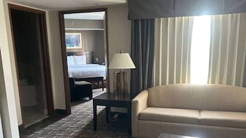 Executive Suite, 1 King Bed, Non Smoking, Jetted Tub | Premium bedding, iron/ironing board, free WiFi, bed sheets