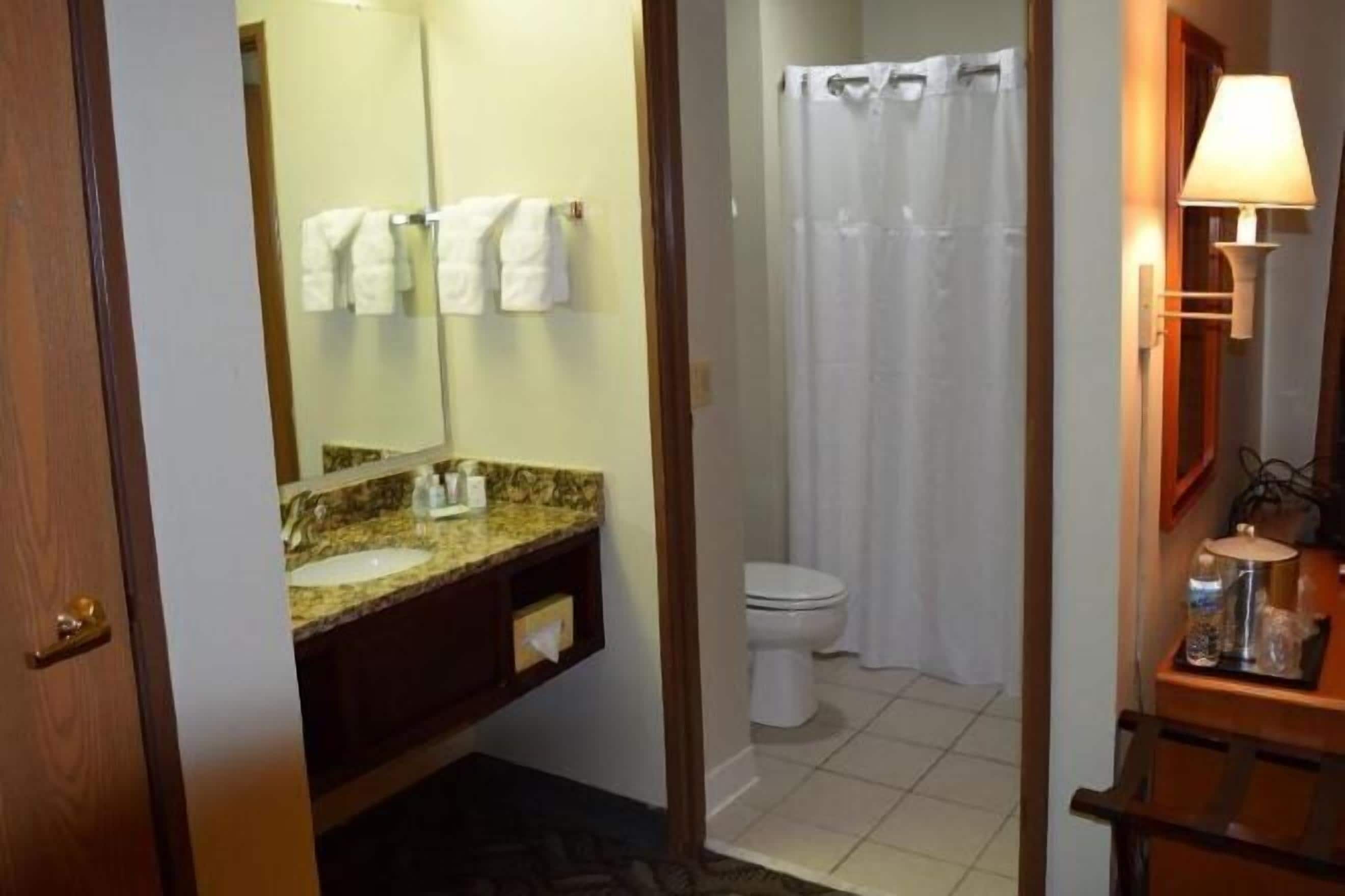 Baño | Ducha y bañera combinadas y artículos de higiene personal gratuitos