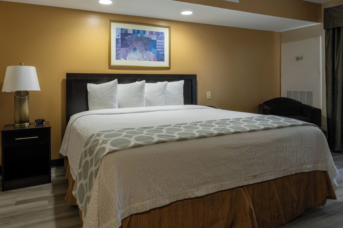 Premium bedding, iron/ironing board, free WiFi, bed sheets