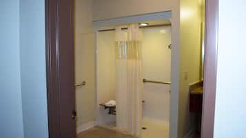 Ein Badezimmer mit Dusche, Toilette und Waschbecken.