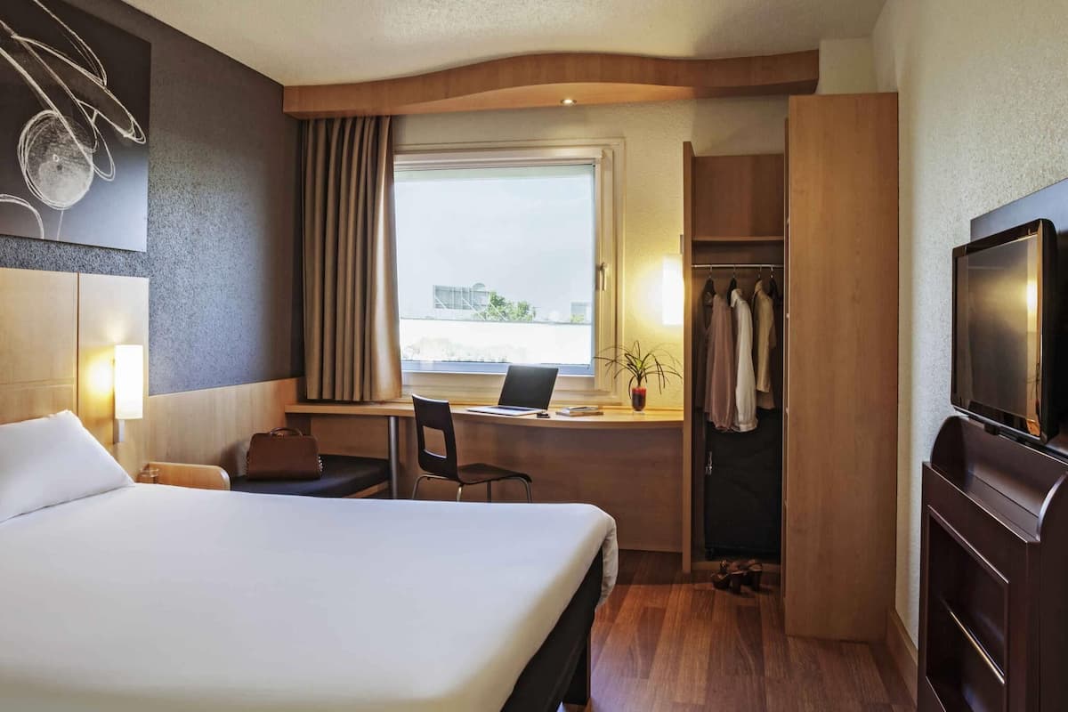 Standard Room, 1 Double Bed | Desk, blackout curtains, soundproofing, iron/ironing board