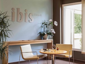Coin salon dans le hall