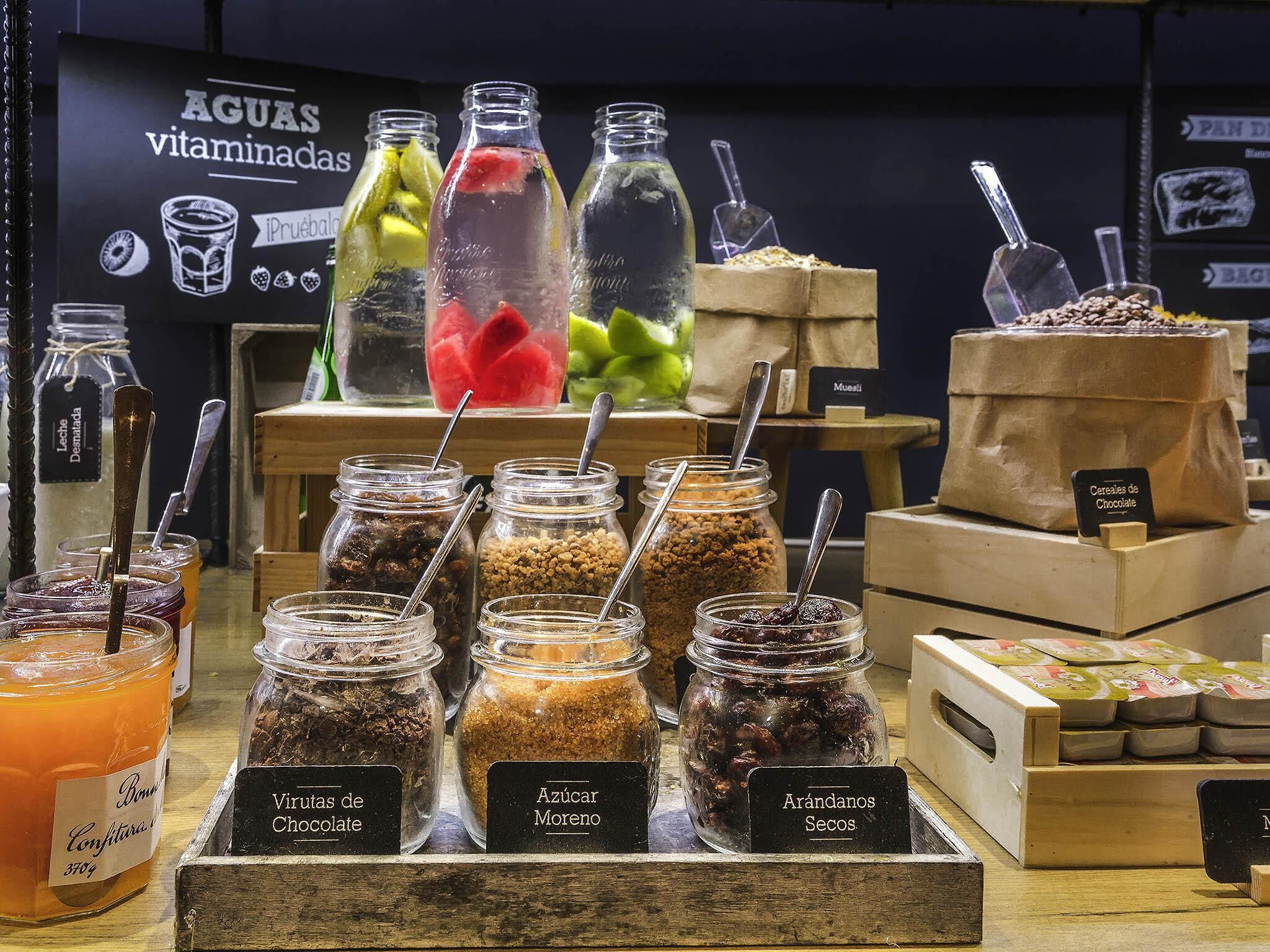 Bữa sáng buffet vào các ngày trong tuần (10 EUR/mỗi người) 