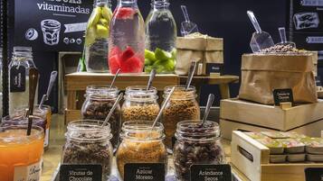 Se ofrece un desayuno bufé entre semana (10 EUR por persona)