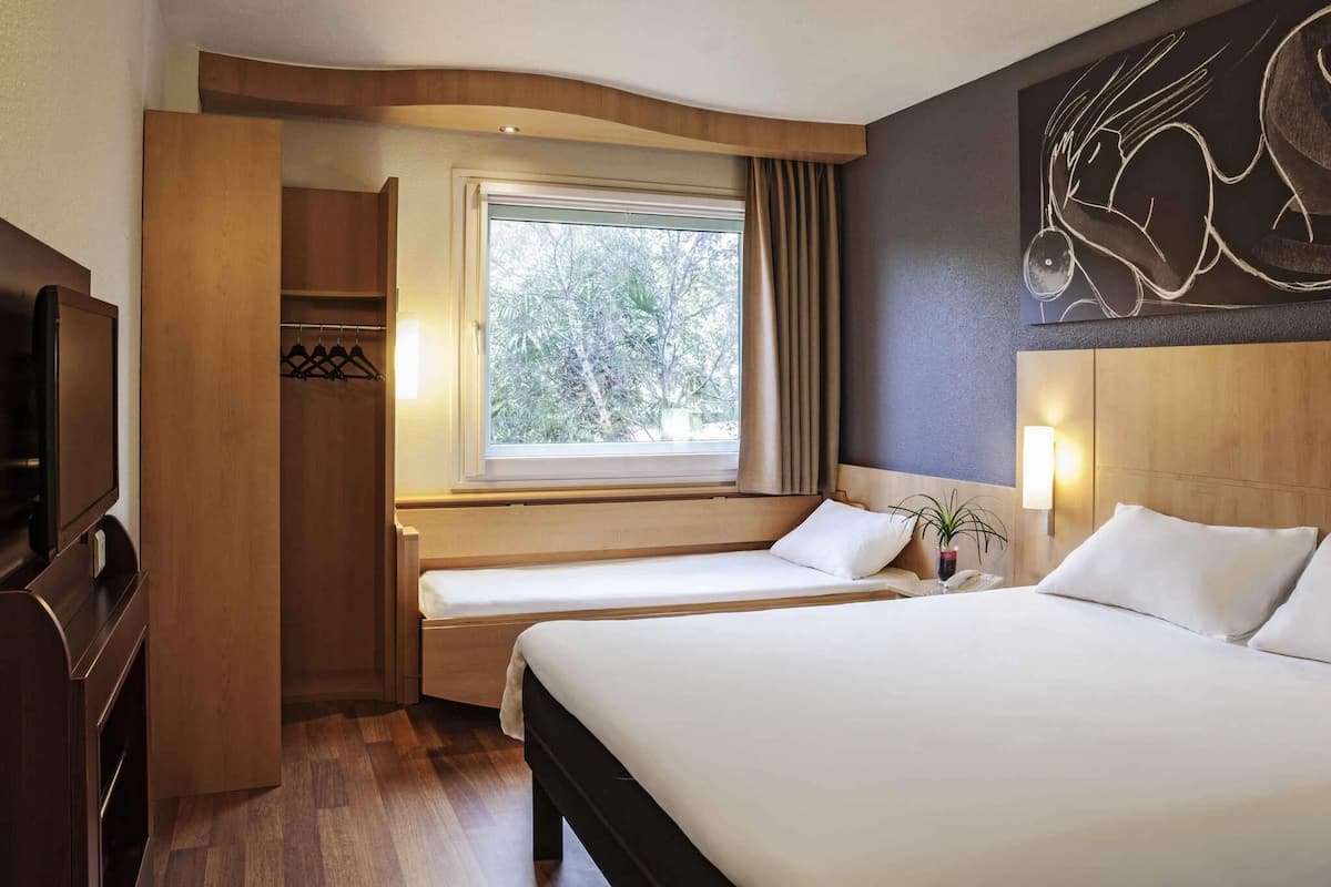 Room, Multiple Beds | Desk, blackout drapes, soundproofing, iron/ironing board