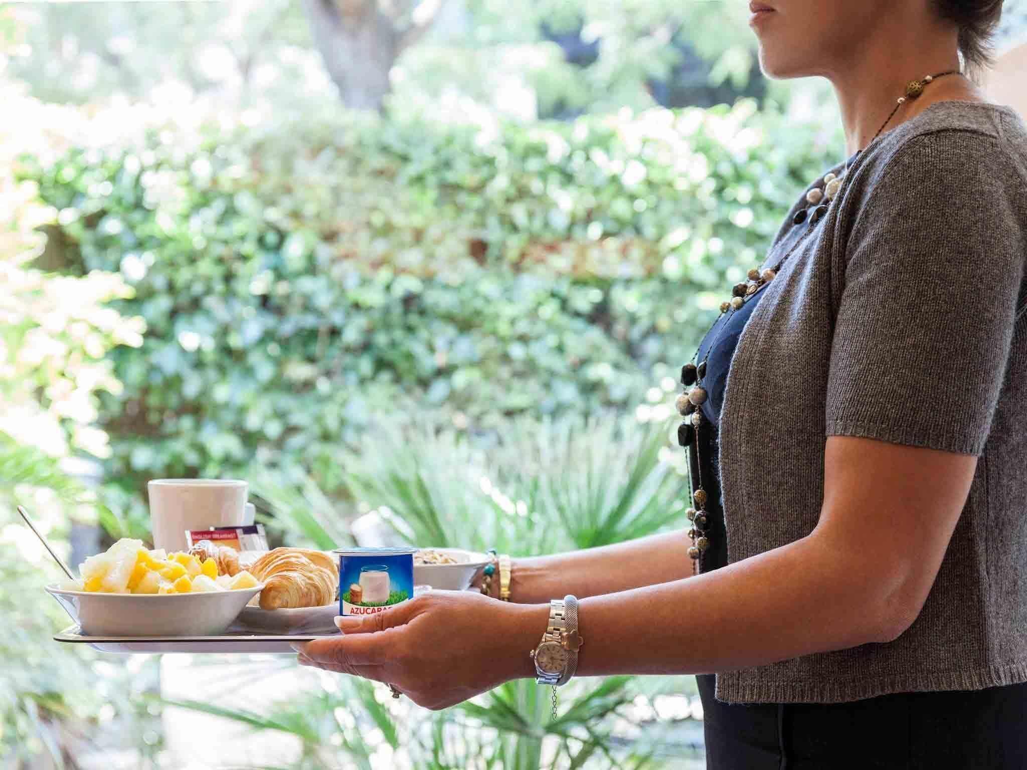 Bữa sáng buffet vào các ngày trong tuần (10 EUR/mỗi người) 