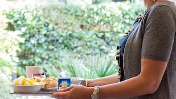 Bữa sáng buffet vào các ngày trong tuần (10 EUR/mỗi người)