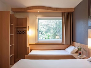 Chambre, plusieurs lits | Bureau, rideaux occultants, chambres insonorisées
