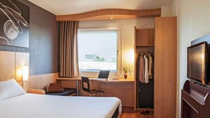 Desk, blackout drapes, soundproofing, iron/ironing board (on request) - ibis Barcelona Cornella (Cornella de Llobregat)