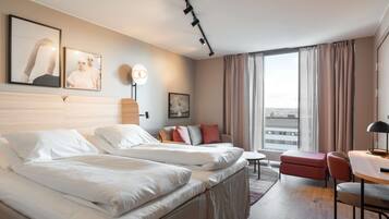 Kahden hengen huone (kaksi sänkyä) | Pillowtop-patjalliset sängyt, työpöytä, pimennysverhot, äänieristys