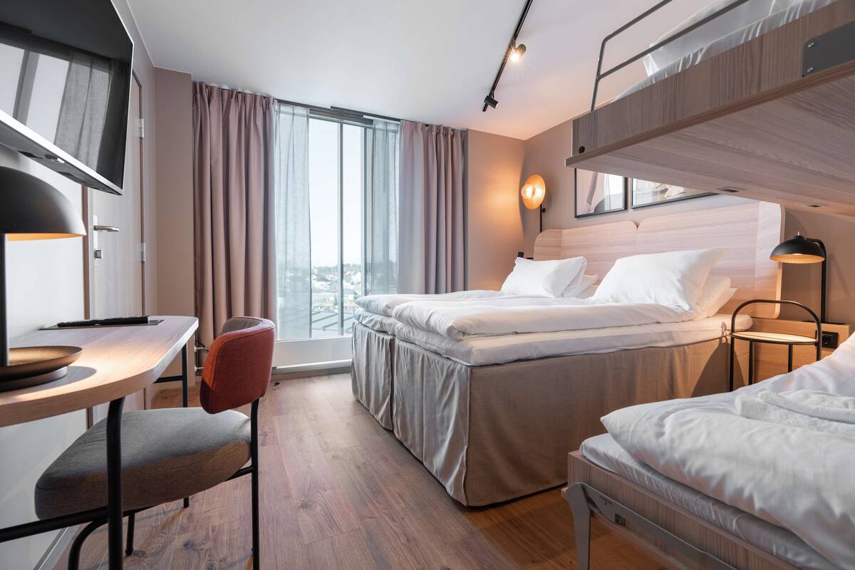 family room | 1 bedroom, pillow-top beds, desk, blackout curtains