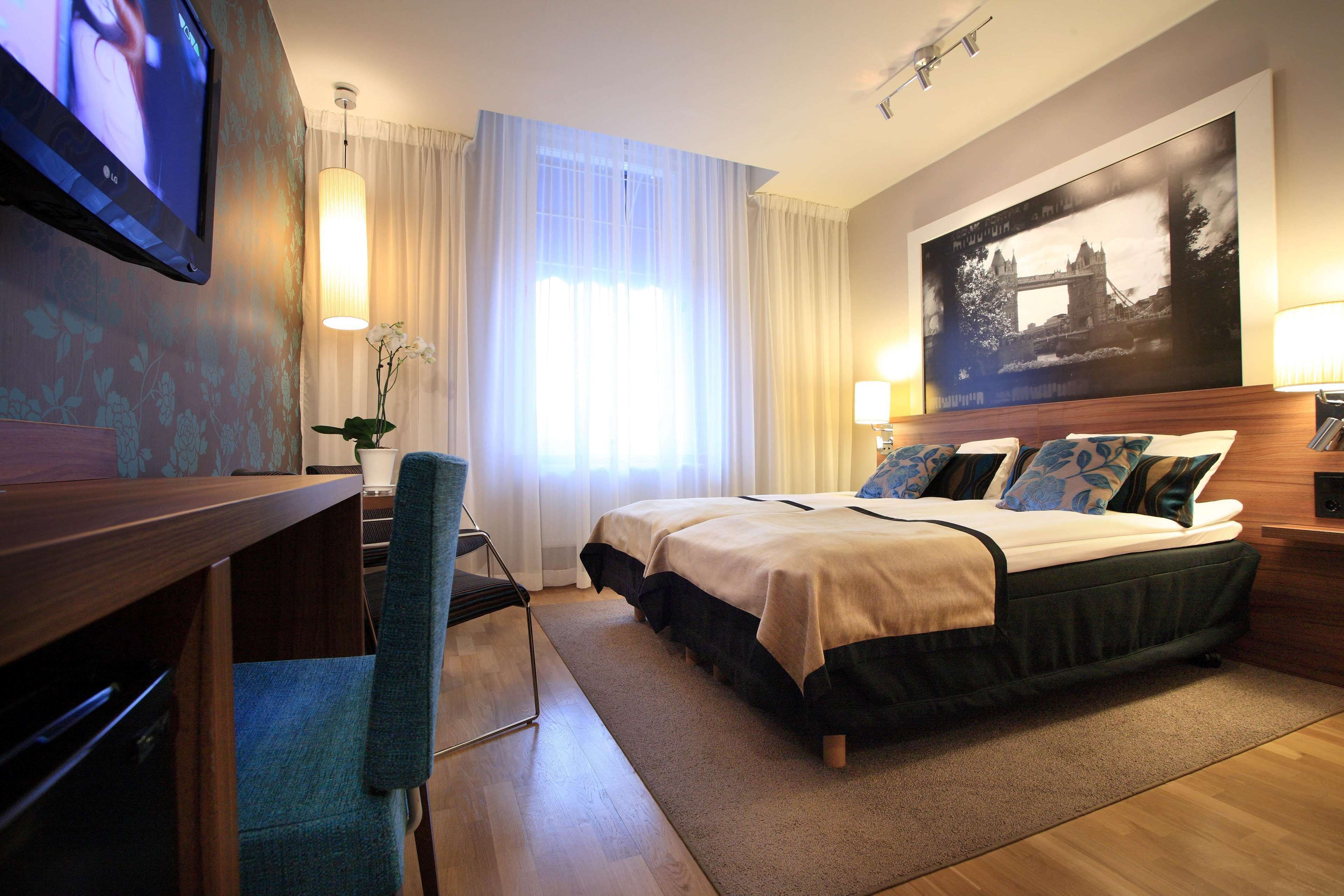 twin room | desk, blackout curtains, iron/ironing board, free cots/infant beds