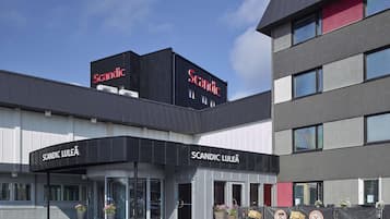 Scandic Luleå features a modern design with a prominent entrance, large glass doors, and a ramp for easy access.