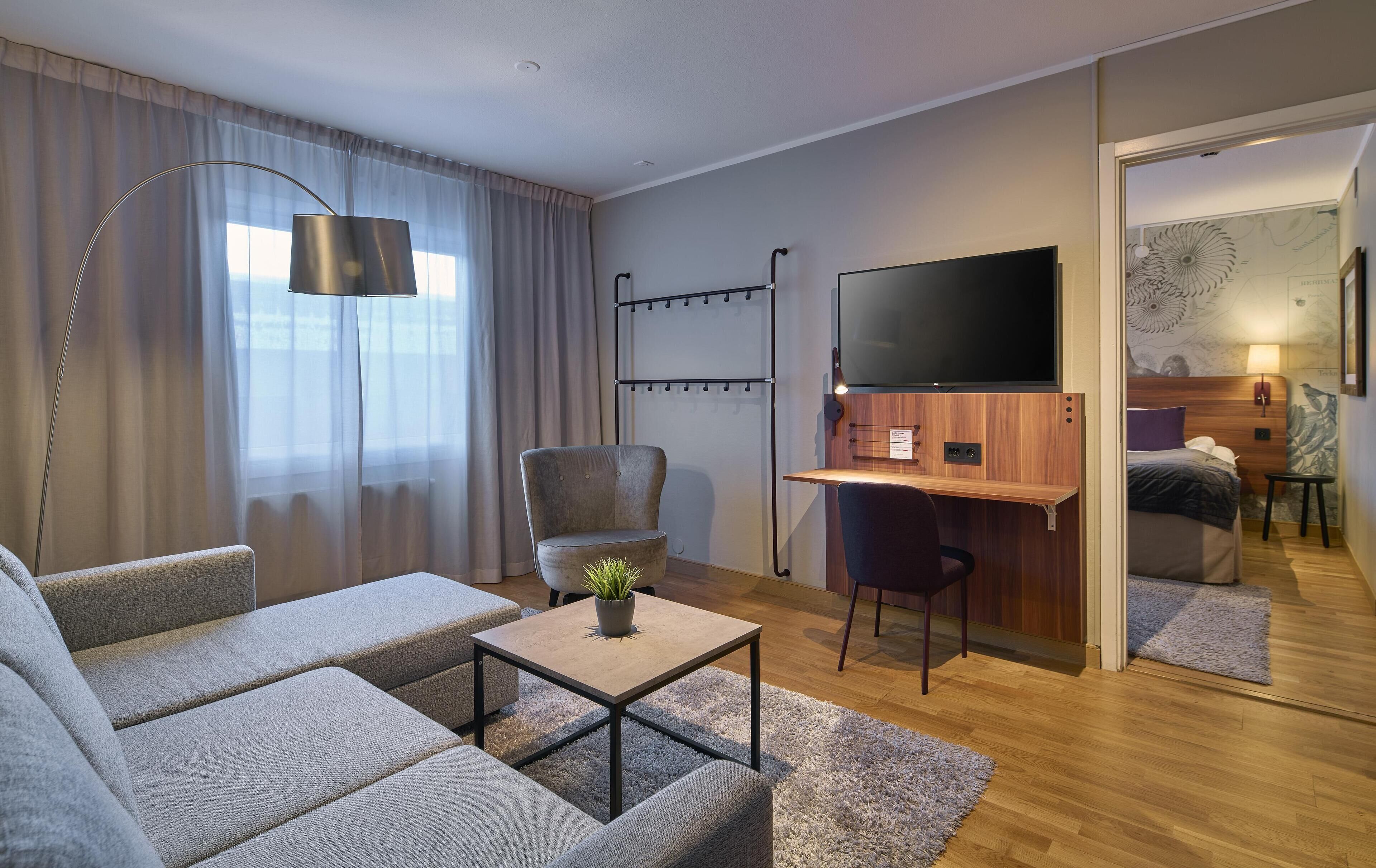 주니어 스위트 | 책상, 암막 커튼, 다리미/다리미판, 무료 유아용 침대