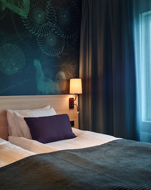 Chambre avec lits jumeaux | Bureau, rideaux occultants, fer et planche à repasser