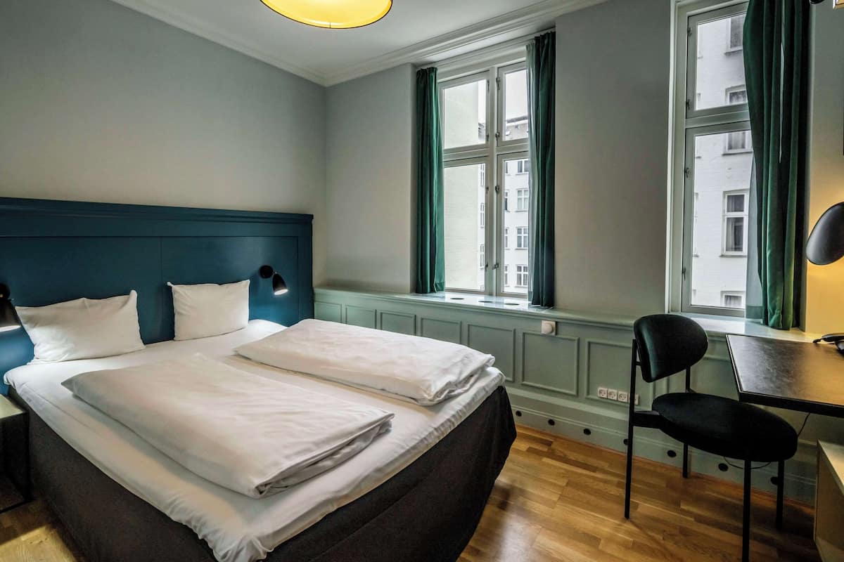 Habitación estándar doble, 1 cama de matrimonio | 1 dormitorio, caja fuerte, escritorio y tabla de planchar con plancha