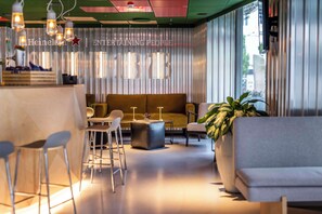 2 bars/lounges, cocktail bar