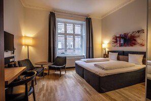 1 habitación, caja de seguridad en la habitación y escritorio 