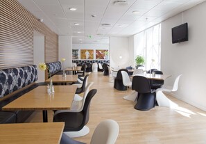 Desayuno buffet (DKK 229 por persona) 