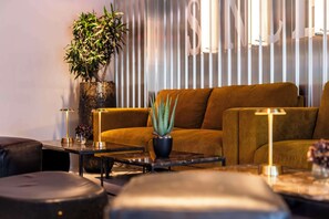 2 bars/lounges, cocktail bar