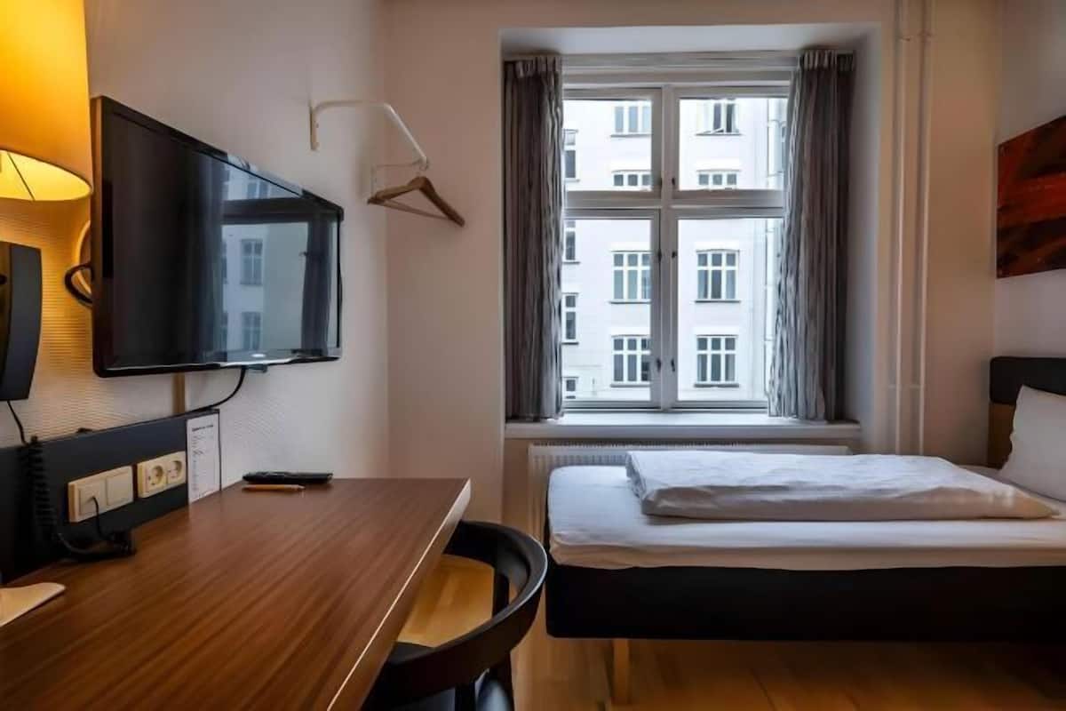 1 bedroom, in-room safe, desk, iron/ironing board