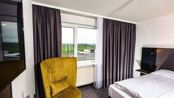 Doppelzimmer mit Sicht auf den Flugplatz | Allergikerbettwaren, Schreibtisch, Verdunkelungsvorhänge