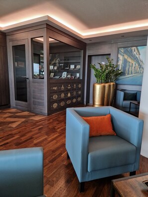 2 Bars/Lounges