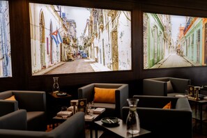 2 bars/lounges