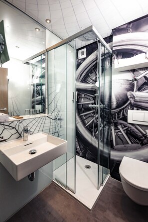 Doppelzimmer (Straßenblick) | Badezimmer | Dusche, Regendusche, umweltfreundliche Kosmetikartikel, Haartrockner
