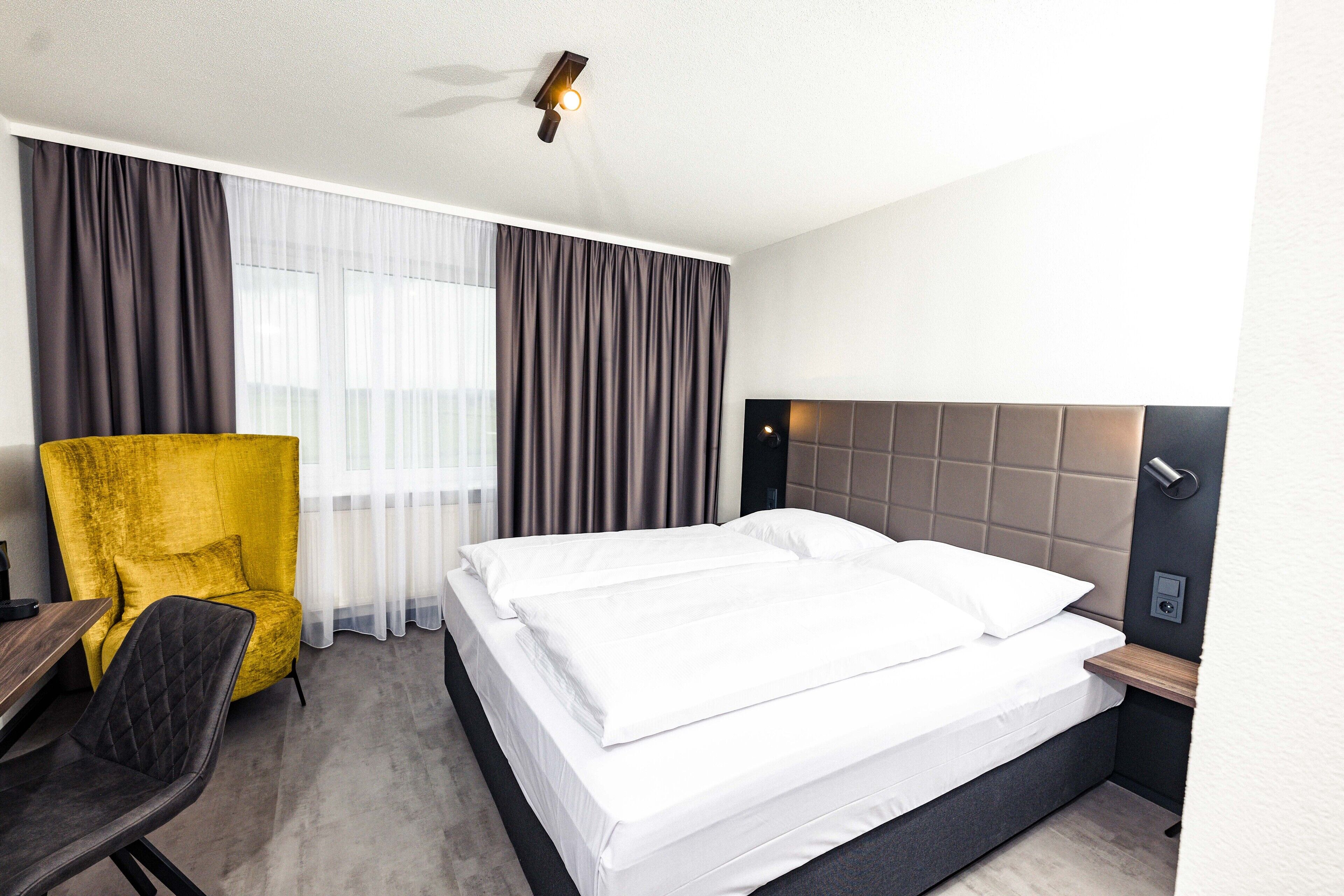 Doppelzimmer mit Sicht auf den Flugplatz | Allergikerbettwaren, Schreibtisch, Verdunkelungsvorhänge